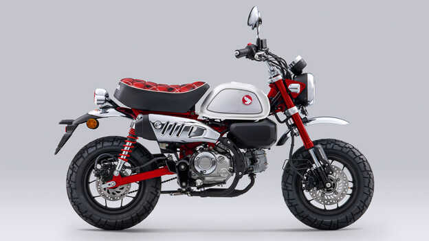 Vista dianteira a 3/4 da Honda Monkey 125 em estúdio