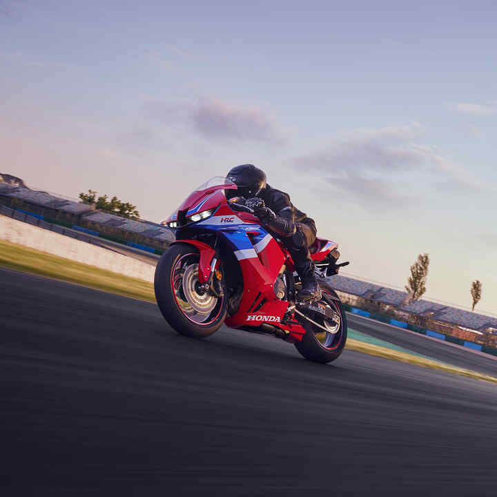 Vista dianteira dinâmica a três quartos da CBR600RR em pista