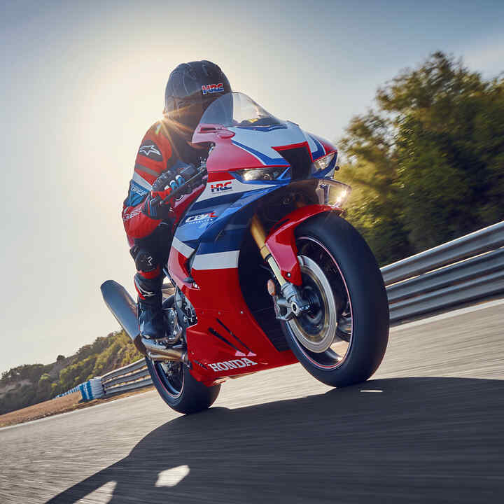 Imagem da dianteira da CB1000RR-R Fireblade com condutor em pista