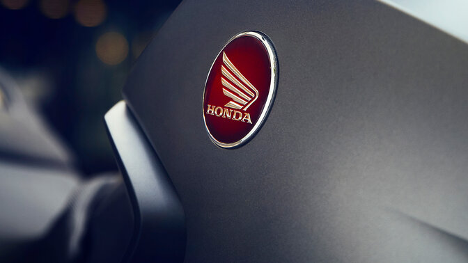 Imagem da CMX1100 ao pôr-do-sol com passageiro