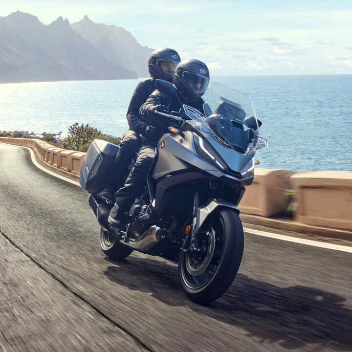 Honda NT1100 com dois condutores em viagem ao longo da costa