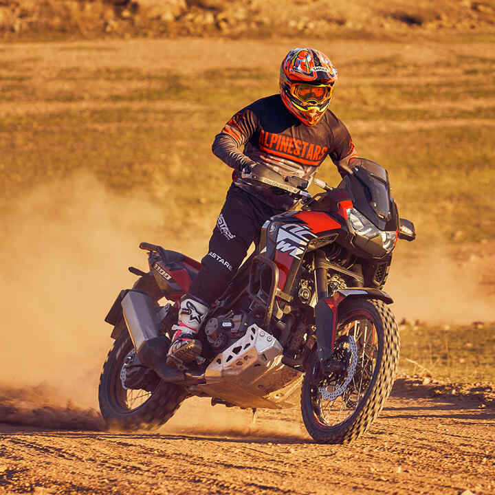 Homem numa Honda Africa Twin conduzindo fora da estrada