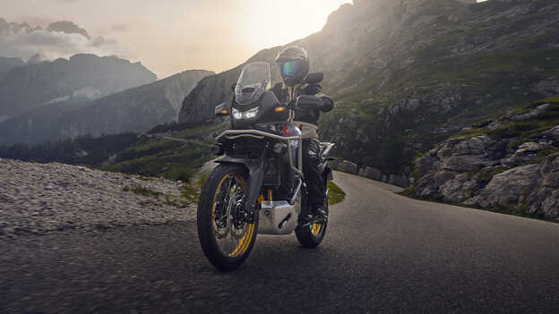 Imagem traseira estática a três quartos da Dax 125 à beira-mar.