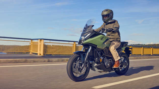 Fotografia traseira estática da Dax 125