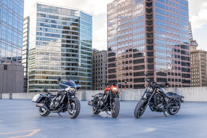 Vista lateral da Honda CL500 num cenário urbano.