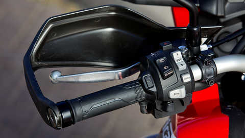 Grande plano dos controlos da Honda Africa Twin.