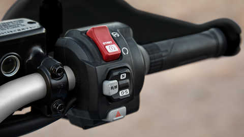 Grande plano do acelerador eletr&oacute;nico "Throttle by Wire" da Honda Africa Twin.