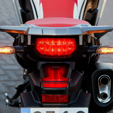Grande plano das luzes de trav&atilde;o da Honda Africa Twin.