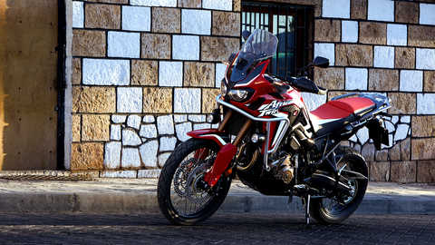Vista lateral da Honda Africa Twin na rua.