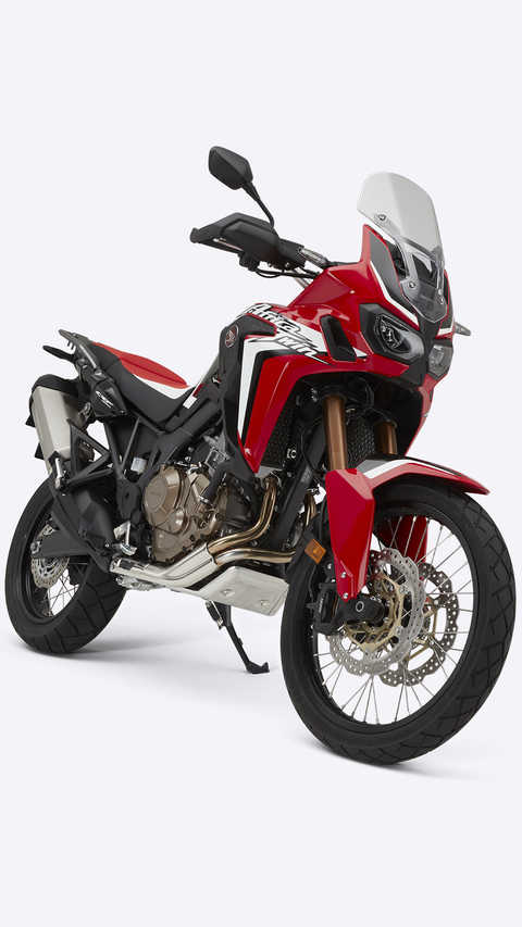 Fotografia de est&uacute;dio, vista dianteira de tr&ecirc;s quartos da Honda Africa Twin.