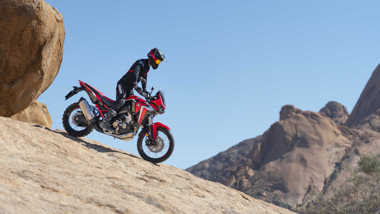 Honda Africa Twin, lado direito, descendo um rochedo