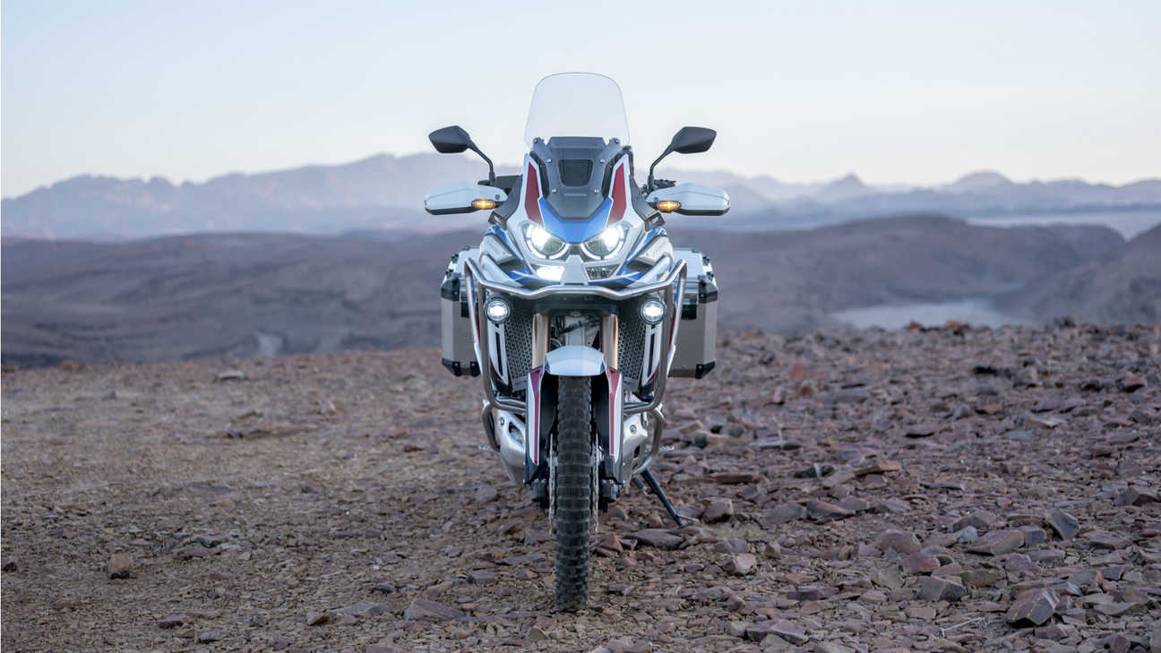 Honda Africa Twin Adventure Sports, vista dianteira, faróis acesos