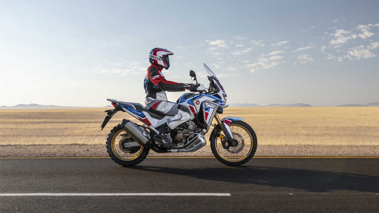 Honda Africa Twin Adventure Sports, conduzida numa estrada através de uma paisagem desértica