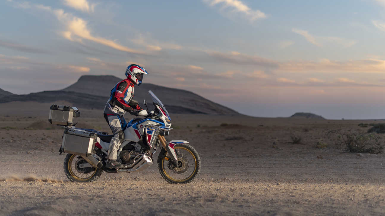 Honda Africa Twin Adventure Sports, lado direito, conduzida numa estrada de terra numa paisagem desértica