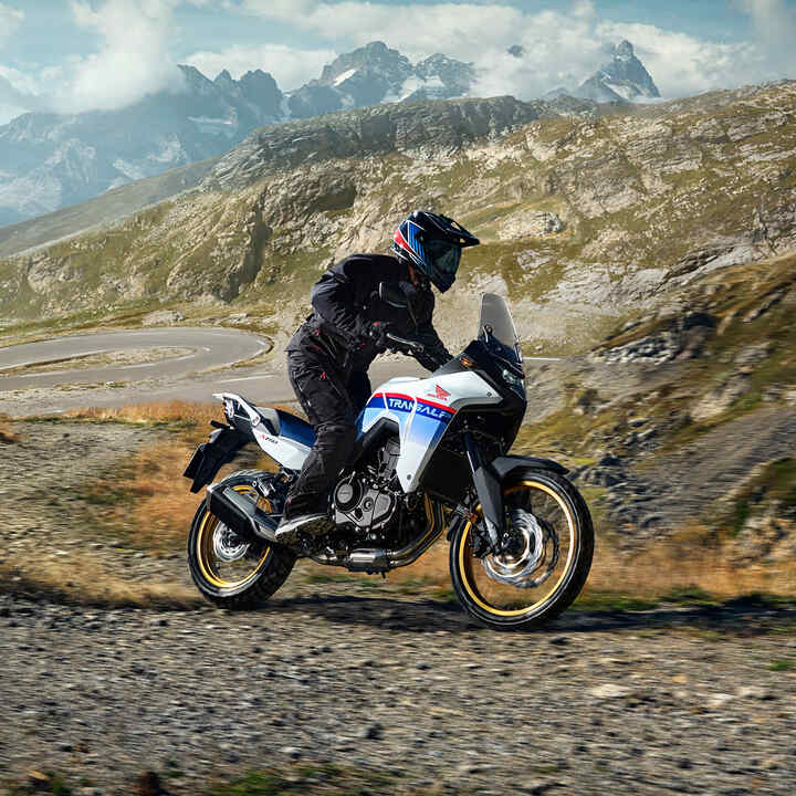 Honda XL750 Transalp com piloto numa passagem de montanha