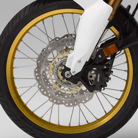 Grande plano da roda dianteira da Honda Africa Twin Adventure Sports.