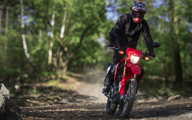 CRF250L numa localização exterior com condutor