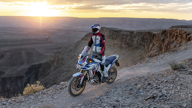 Honda CRF1100L Africa Twin Adventure Sports a percorrer uma pista de terra.