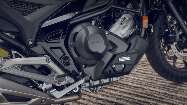 Fotografia com grande plano de um motor de dois cilindros em paralelo de 745 cm3 e 8 válvulas.