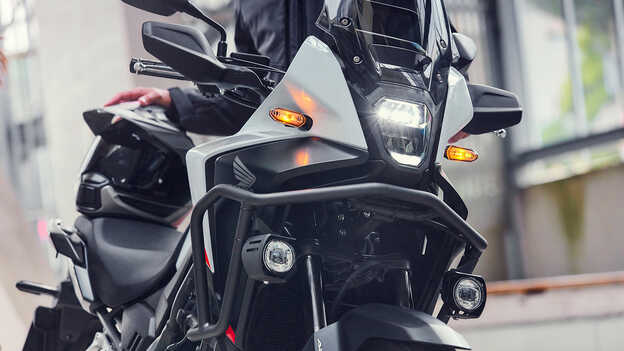 Farol e carenagem dianteira da Honda NX500