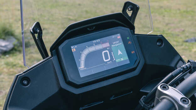 Mostrador TFT da XL750 Transalp em modo Sport com navegação.