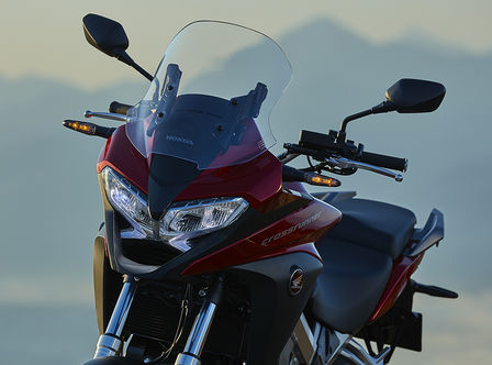 VFR800X, vista frontal lateral esquerda a 3 quartos