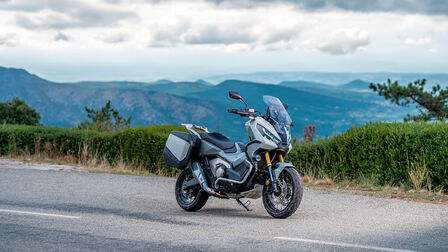 Vista dianteira a três quartos da X-ADV estática