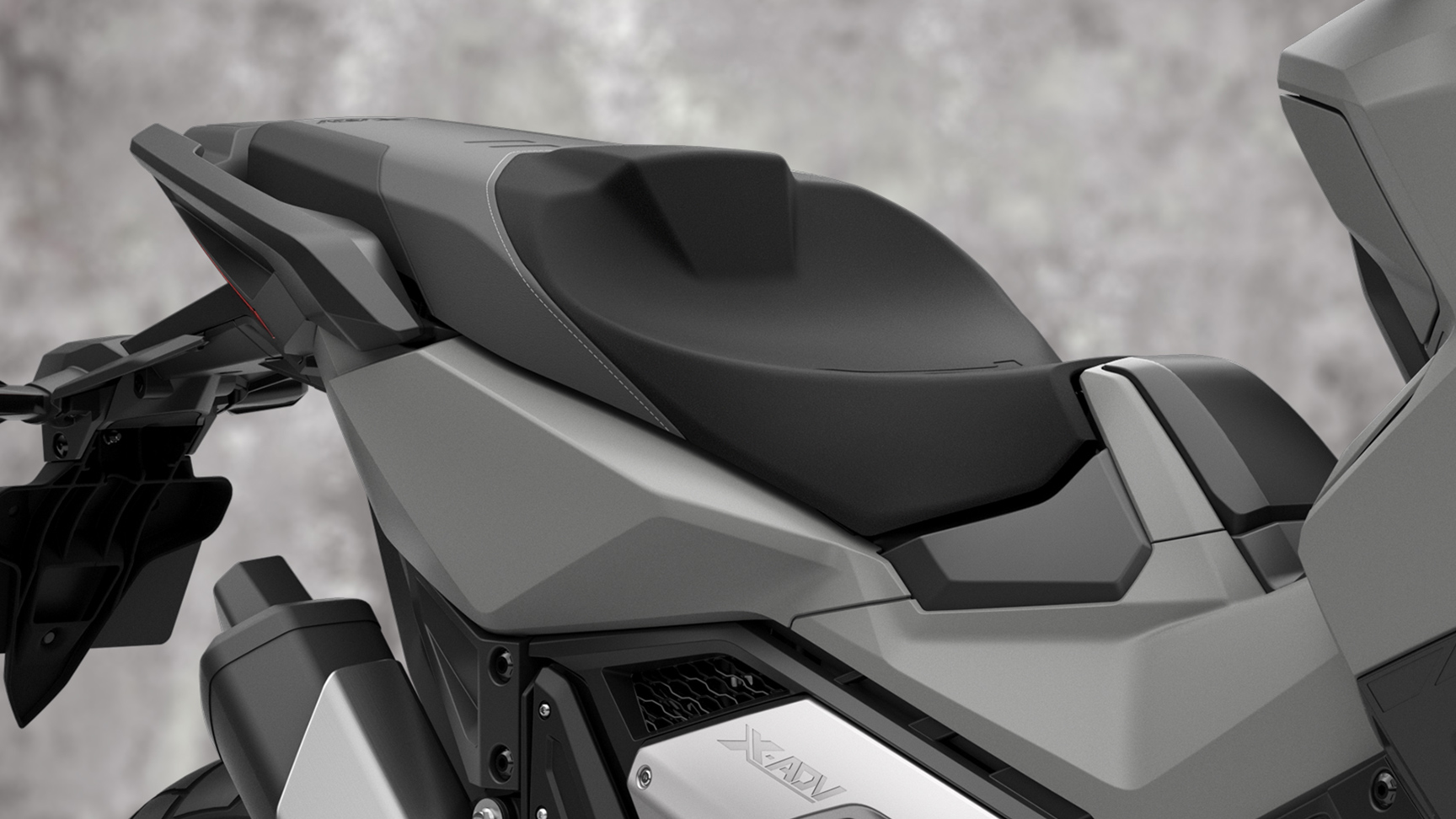 Grande plano do assento da moto Honda X-ADV.