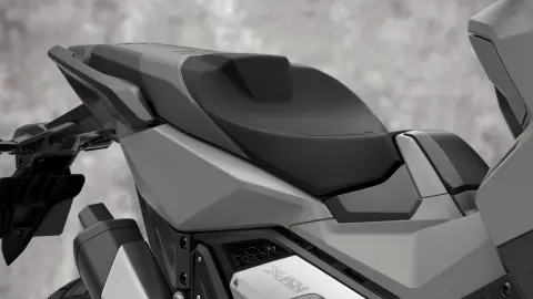 Grande plano do assento da moto Honda X-ADV.