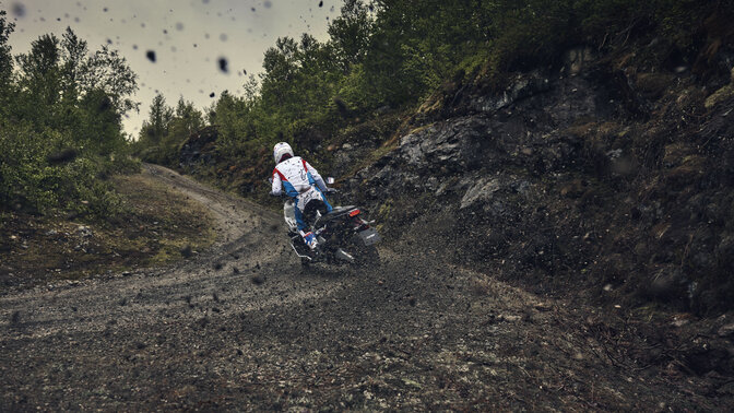 X-ADV a fazer uma curva numa estrada de terra