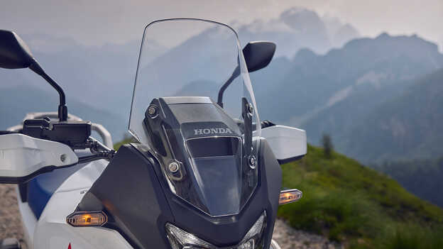 Grande plano do Durabio, um material sustentável, na moto XL750 Transalp.