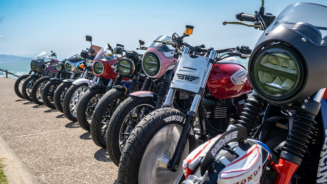 Motos personalizadas GB350S no festival Wheels and Waves de 2025