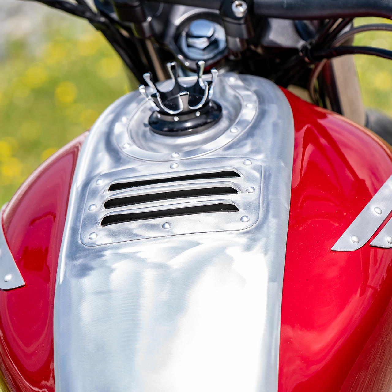 Primeiro plano da Silver Bullet custom GB350S