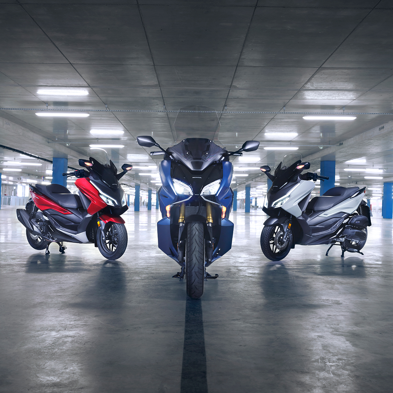 Família Honda Forza no parque de estacionamento