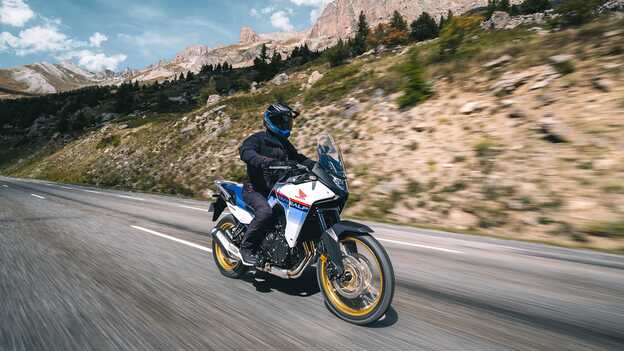 Fotografia dinâmica da Honda XL750 Transalp na estrada