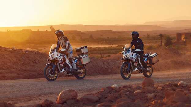 Africa Twin Adventure Sports em estrada de terra