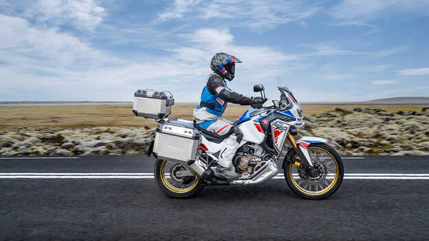 Africa Twin Adventure Sports com condutor na estrada