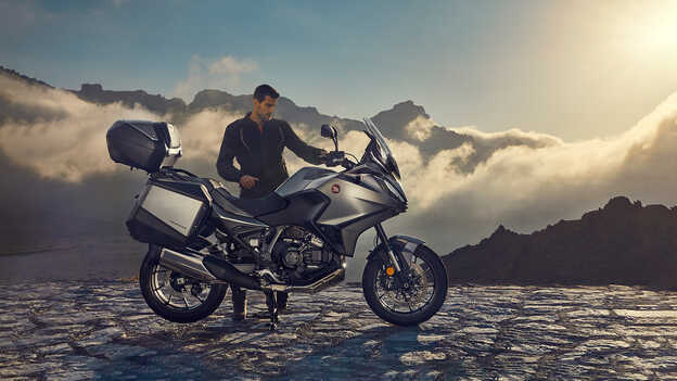 Imagem lateral da NT1100 estática com condutor