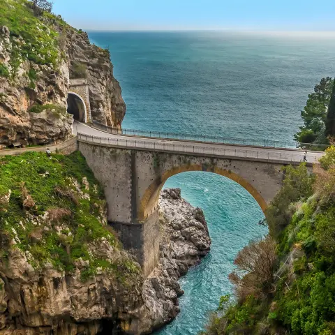 A ponte em arco em Fiordo di Furore, na costa Amalfitana, Itália, num dia de sol