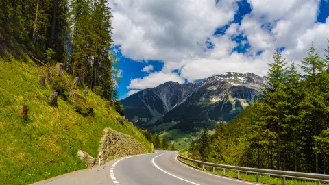 Estrada entre as montanhas dos Alpes, Klosters-Serneus, Davos, Graubuenden, Suíça