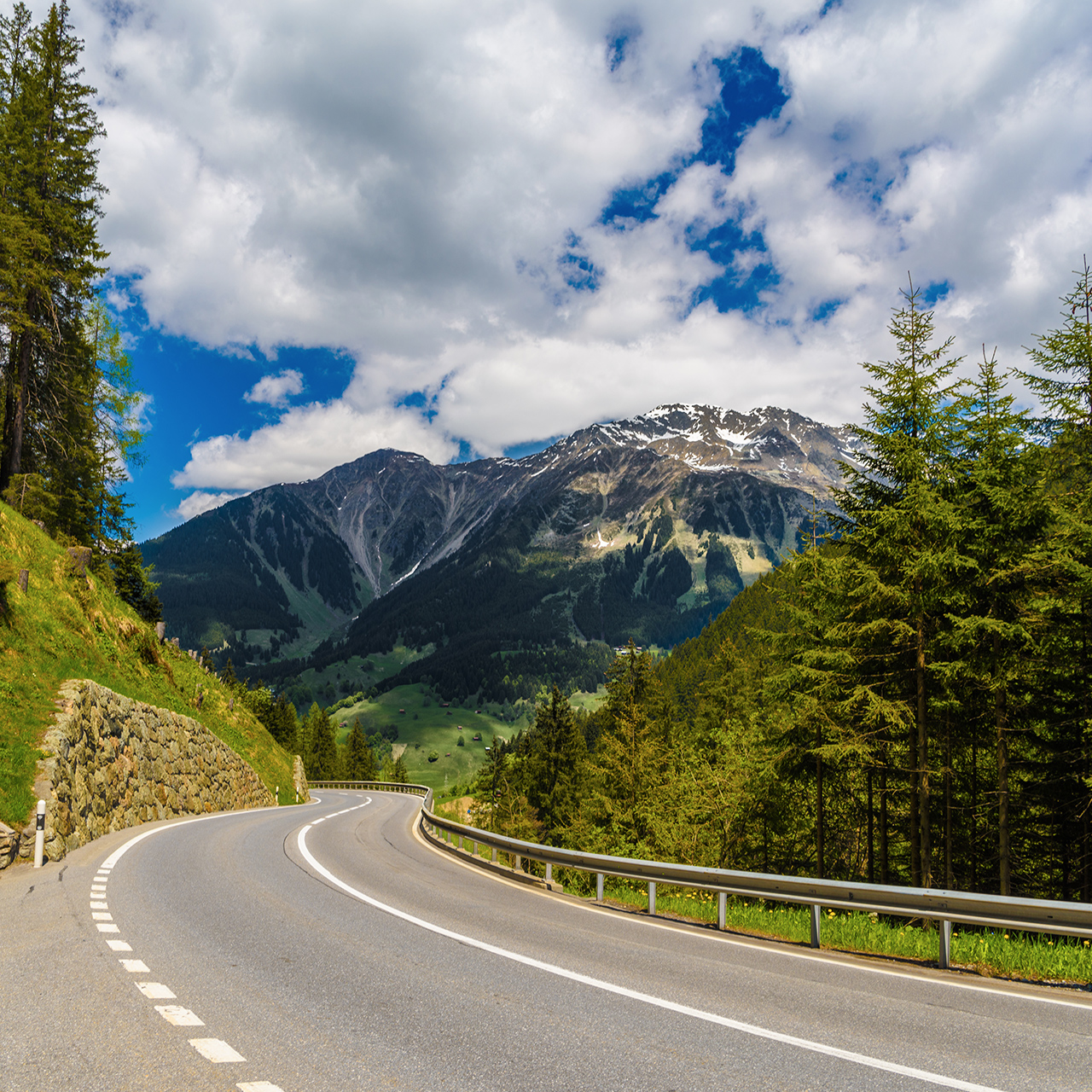 Estrada entre as montanhas dos Alpes, Klosters-Serneus, Davos, Graubuenden, Suíça