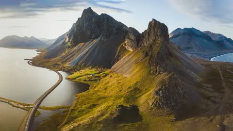 Estrada panorâmica na Islândia, bela paisagem natural, imagem panorâmica aérea, montanhas e costa ao pôr-do-sol