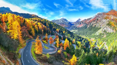 Vista deslumbrante da estrada do passo da Maloja no outono. Colorida cena outonal dos Alpes suíços. Localização: Passo da Maloja, região de Engadine, cantão de Grisons, Suíça, Europa