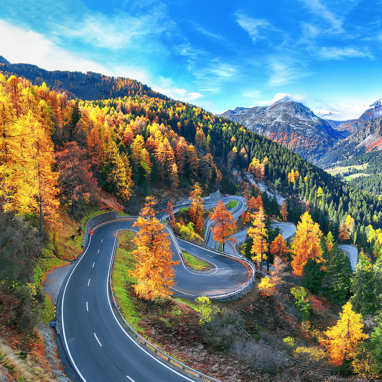 Vista deslumbrante da estrada do passo da Maloja no outono. Colorida cena outonal dos Alpes suíços. Localização: Passo da Maloja, região de Engadine, cantão de Grisons, Suíça, Europa