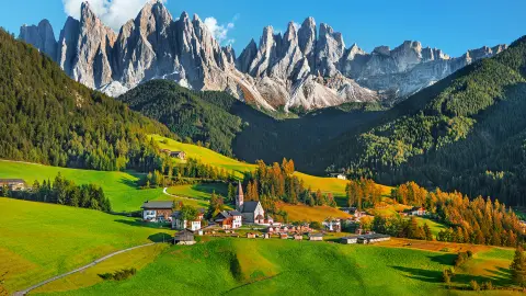 Famosa aldeia alpina de Santa Maddalena com as mágicas montanhas dos Dolomitas em segundo plano, vale de Val di Funes, região de Trentino Alto Adige, Itália