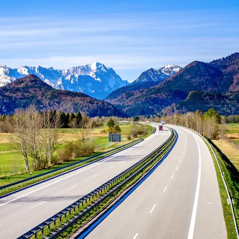 Autoestrada nos Alpes europeus - perto de Garmisch-Partenkirchen
