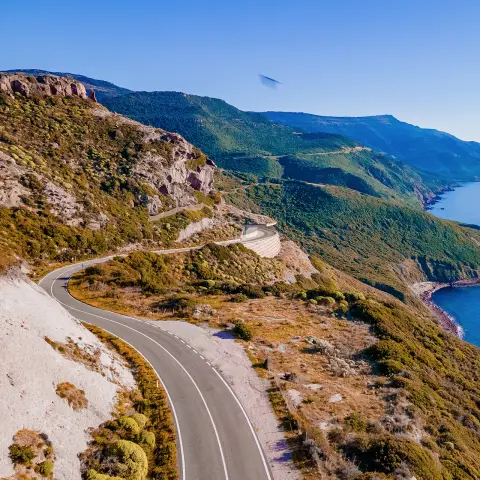 Estrada panorâmica de Alghero a Bosa, no norte da Sardenha, ideal para férias em moto