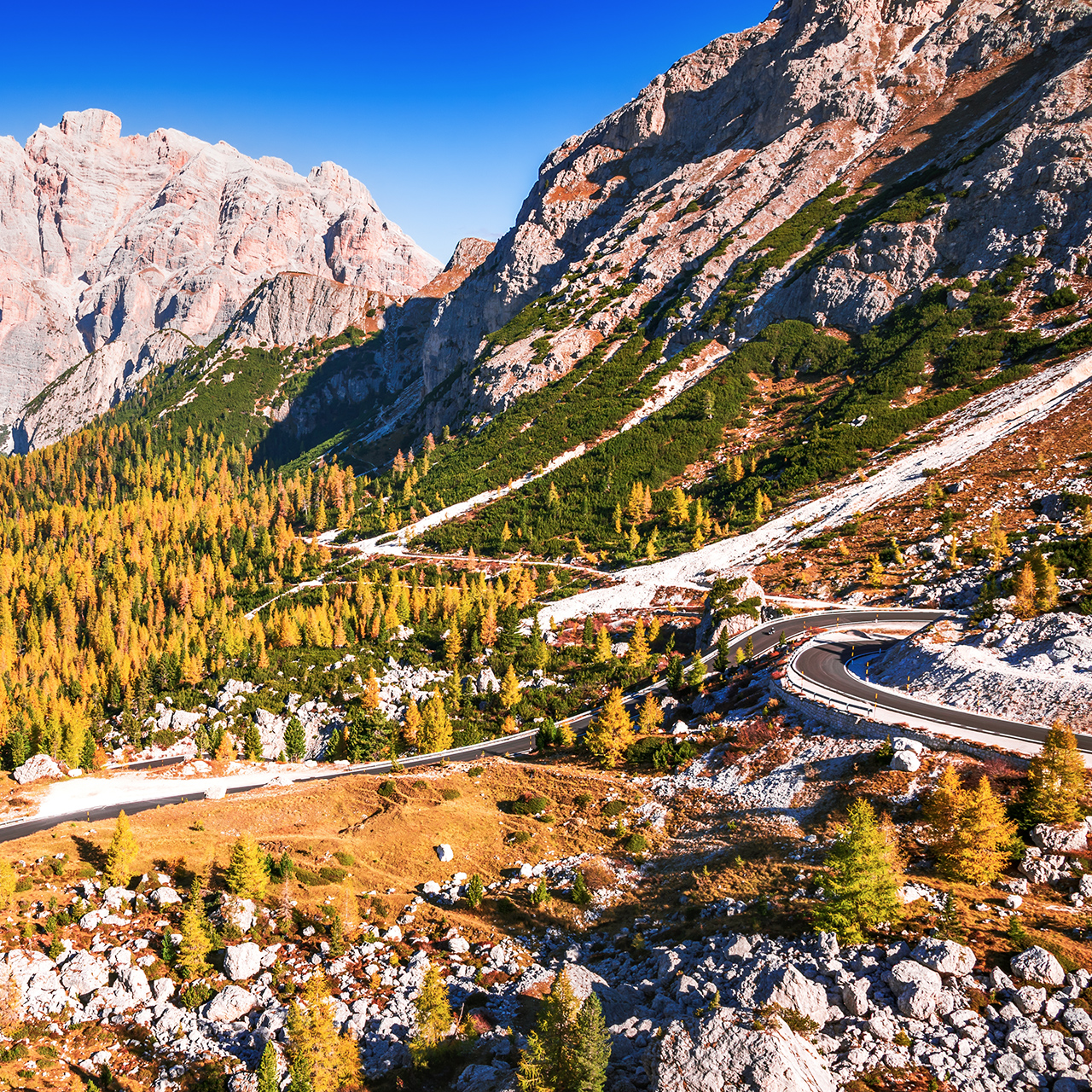 Passo Valparola, Itália. Vista da estrada em forma de serpentina no Tirol, Alpes Dolomitas. Vista da montanha Cima Cunturines (3064 m) a partir do Passo di Valparola no outono, perto de Cortina d'Ampezzo, Belluno, em Itália