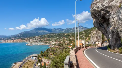 Estrada panorâmica sob um céu azul ao longo da costa do mar Mediterrâneo na fronteira franco-italiana.
