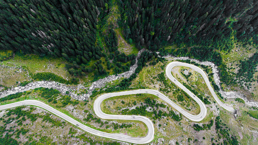 Estrada que percorre os Alpes suíços em Andermatt